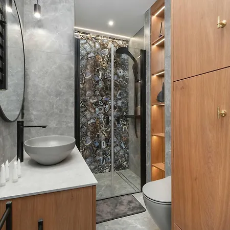 Prestigious With Parking In By Renters Appartement *