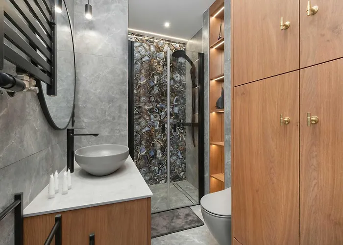 Prestigious With Parking In By Renters 아파트 *